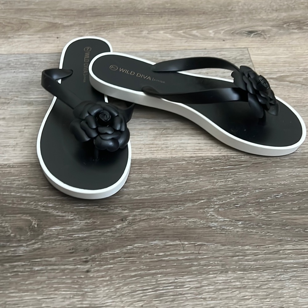 Comfortable floral flip flops